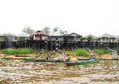 Foto: Cilts sievietes un saldūdens delfīnu meklējumi Borneo